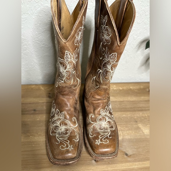Cheyenne Brown distressed leather boot with floral engrave design size 6 M - Picture 9 of 15